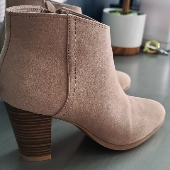 Like new beige tan ankle boots womens size 6 - Picture 4 of 5